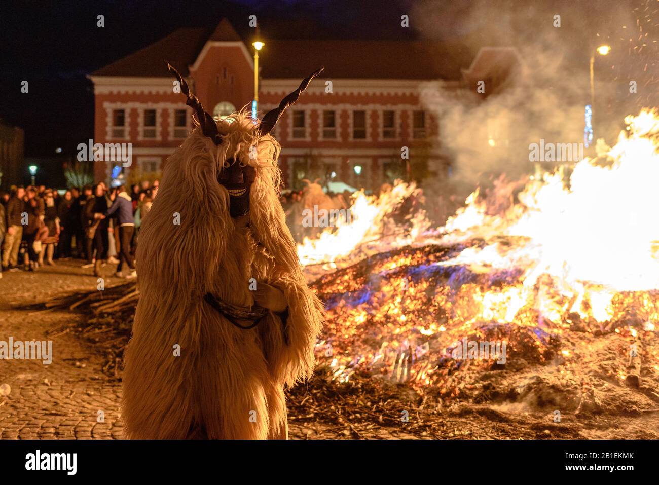 Un buso masqué debout par le feu de joie du dimanche soir lors de la célébration du carnaval Busojaras de 2020 à Mohacs, en Hongrie Banque D'Images