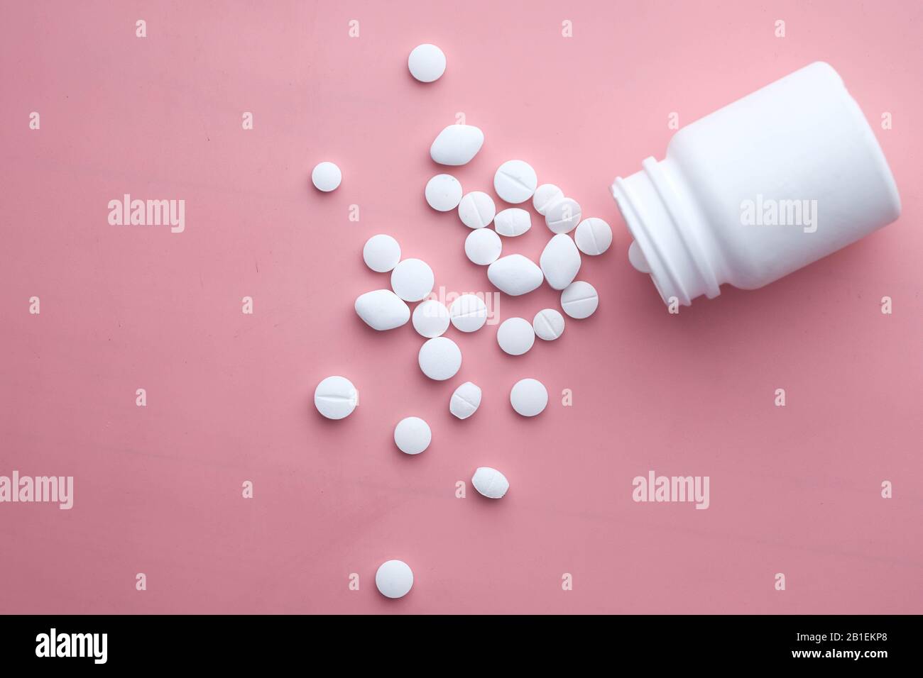 Gros plan de pilules blanches sur fond blanc Banque D'Images
