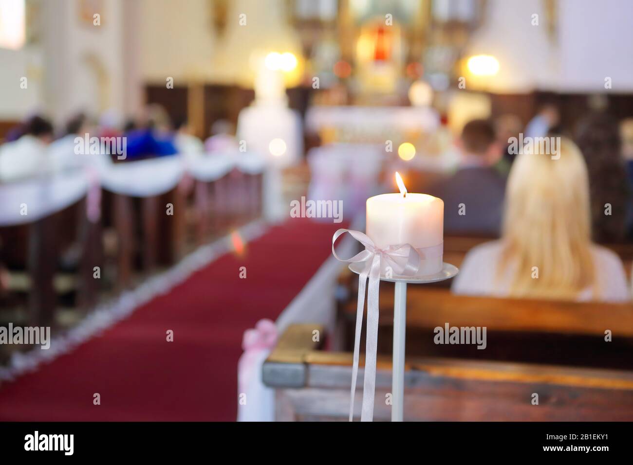 La décoration de l'église avant la cérémonie du mariage avec l'espace pour le texte Banque D'Images