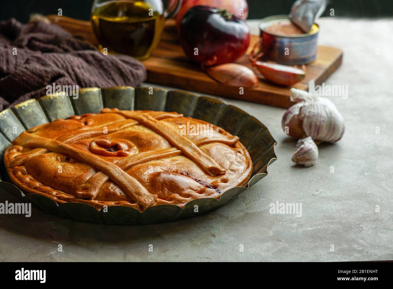 Empanada de atun gallega - gâteau ou tarte espagnol, est un type de rotation cuit ou frit composé de pâte et de remplissage, commun en Amérique latine et Sp Banque D'Images