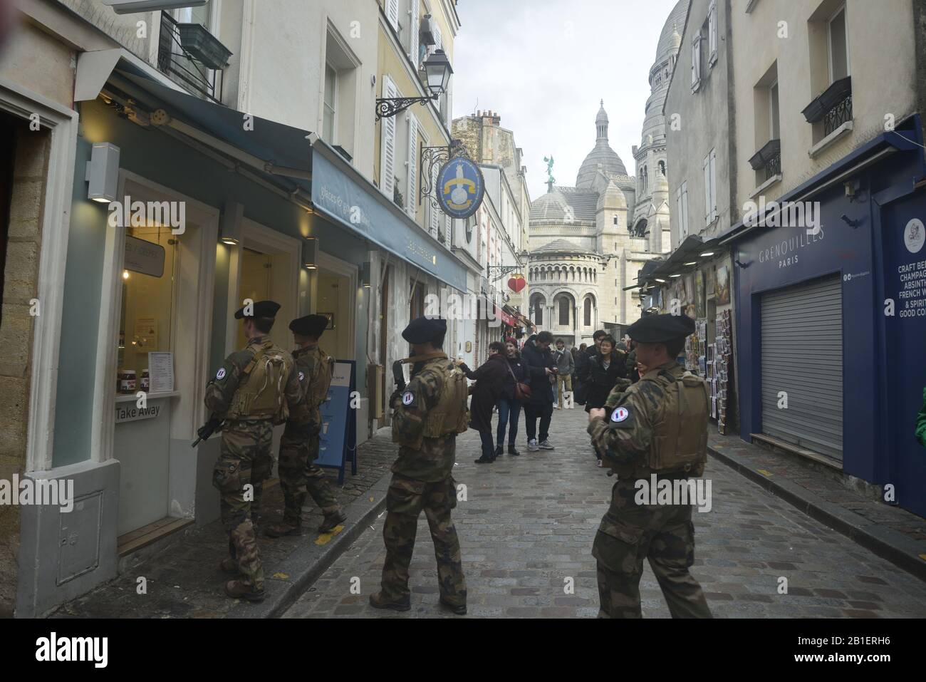 Les soldats français avancent sur des crêpes au chocolat, pasakdek Banque D'Images