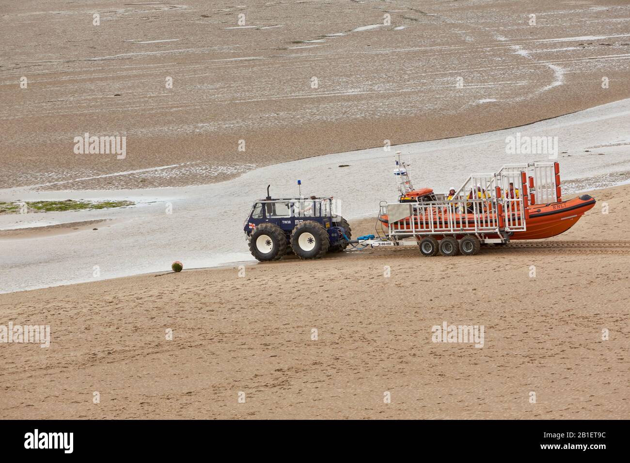 Talus mb 764 véhicule de lancement et de récupération de tracteur amphibie récupération chariot de lancement talus 85 do-do avec bateau de sauvetage côtier de classe B RNLI Abersoch royaume-uni Banque D'Images