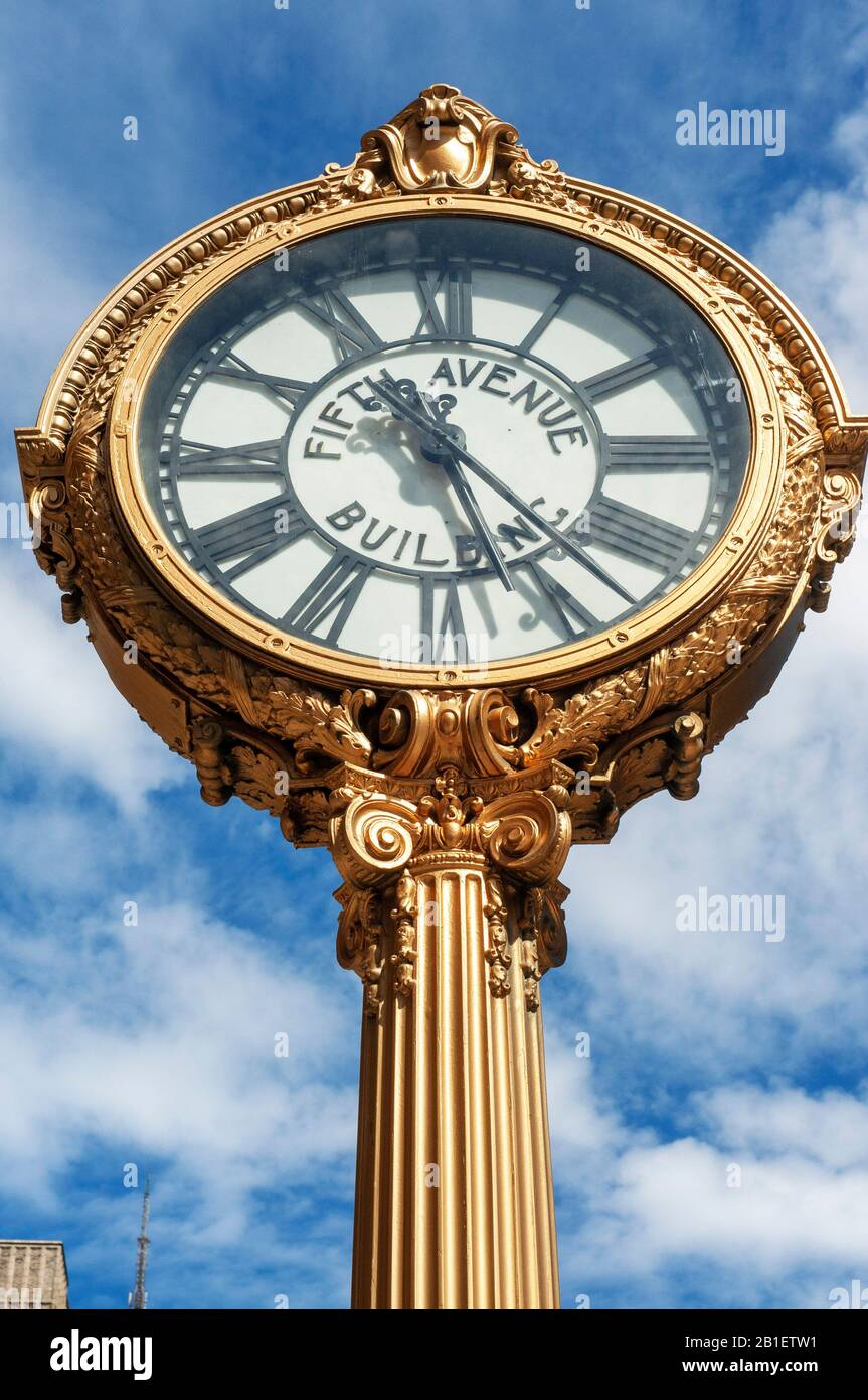 Célèbre horloge dorée dans le quartier de Flatiron à côté du bâtiment de  Flatiron à Manhattan, New York, États-Unis Photo Stock - Alamy