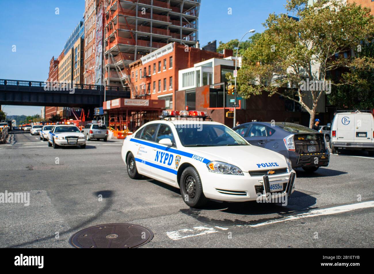 De nombreuses voitures de police NYPD Department Blue Security force Officer voitures sur Chelsea quartier, 210 10ème Avenue New York États-Unis Banque D'Images