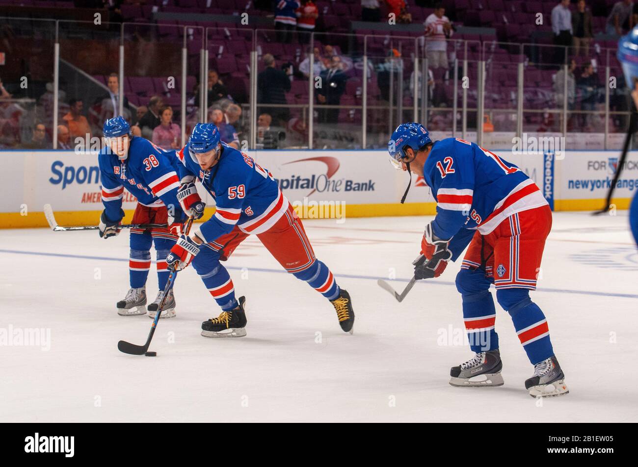 Ligue de hockey sur glace NHL match Rangers au MSG. Lorsque vous parlez des grandes salles de sport, Madison Square Garden devrait être près du haut de la liste. H Banque D'Images