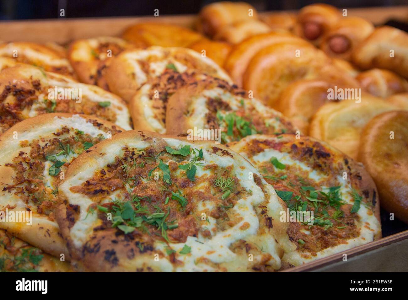 De nombreuses mini pizzas sur le comptoir près. Nourriture Banque D'Images