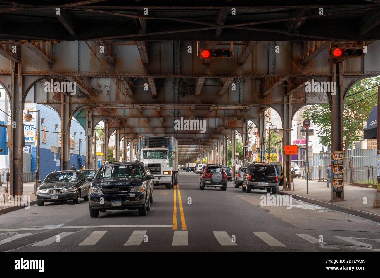 Les voitures qui circulent sur l'Nothtern sous Chemin de fer métro Queens Boulevard Banque D'Images