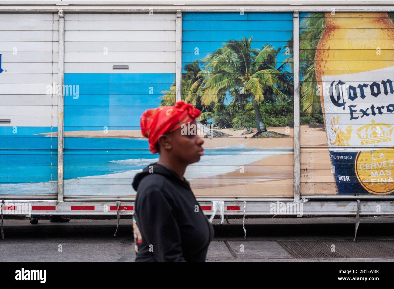 Un camion de livraison de bière et un immigrant à Corona Queens . Pour la photo ressemble plus à une photo de la République dominicaine ou du Mexique à la banlieue o Banque D'Images