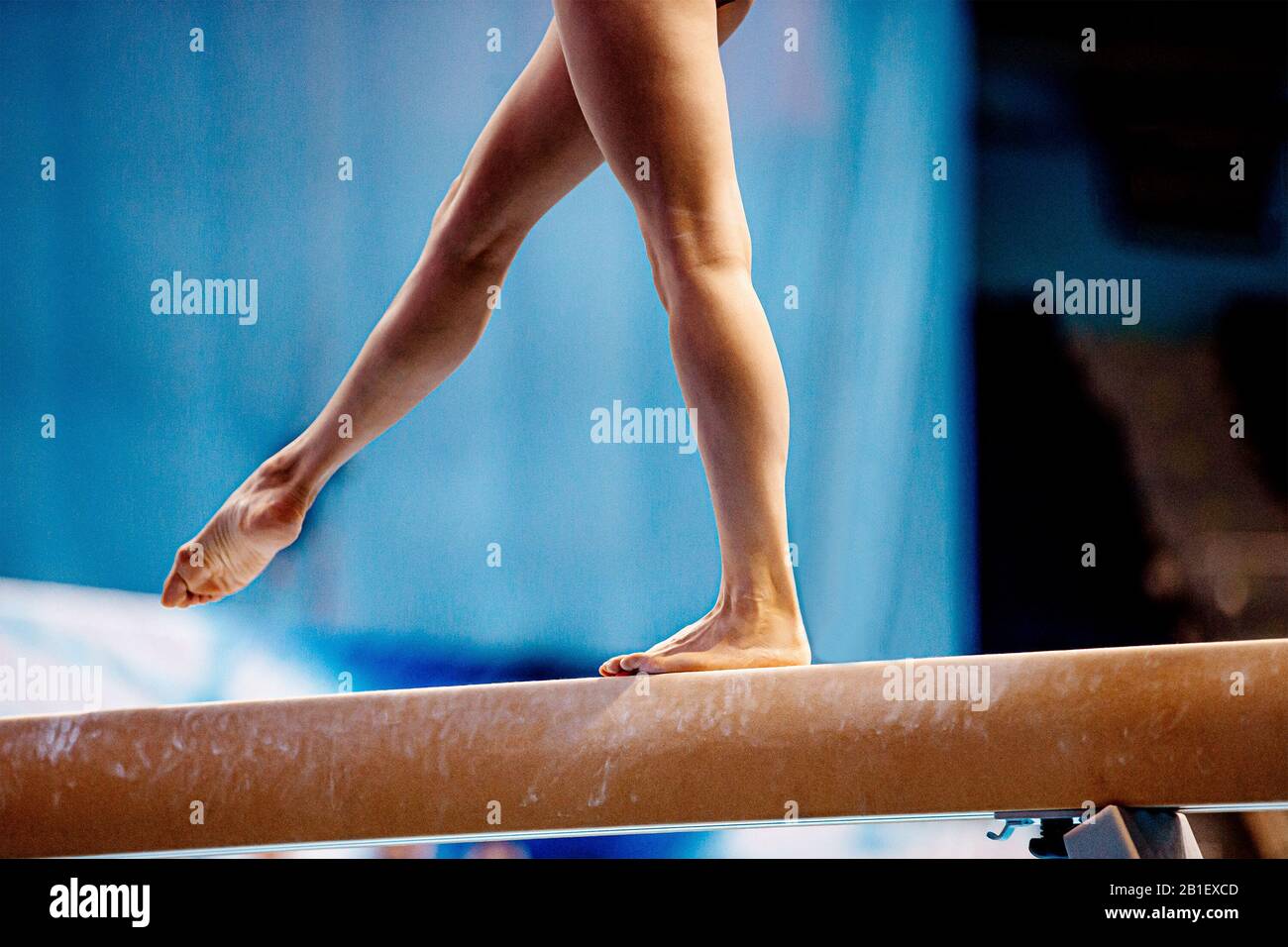 équilibre poutre jambes d'exercice jeune femme athlète gymnast Banque D'Images