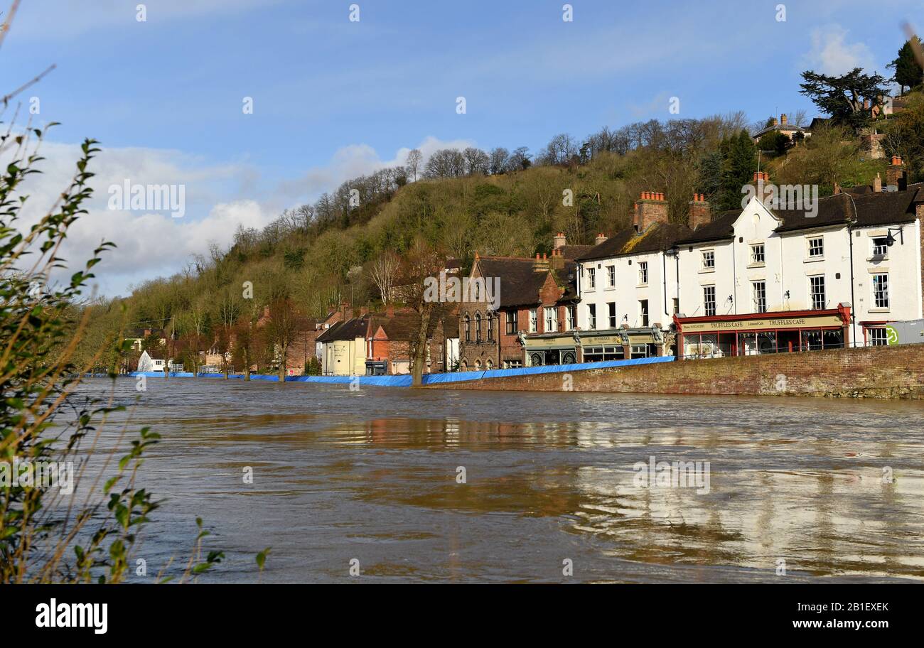 Ironbridge, Royaume-Uni. 25 février 2020. 0 Rivière Severn en inondation dans Ironbridge Shropshire Royaume-Uni. Les barrières de défense contre les inondations de l'Agence de l'environnement défendent les propriétés du Wharfage, mais les prévisions sont que la rivière va dépasser les barrières plus tard aujourd'hui. Crédit: David Bagnall/Alay Live News Banque D'Images