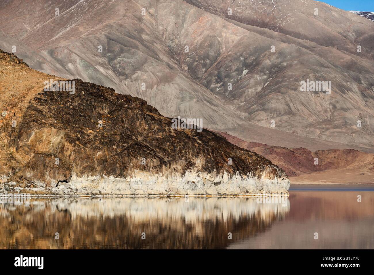 Miroir de réflexion dans un lac calme. Lumière du matin. Mongolie Occidentale Banque D'Images