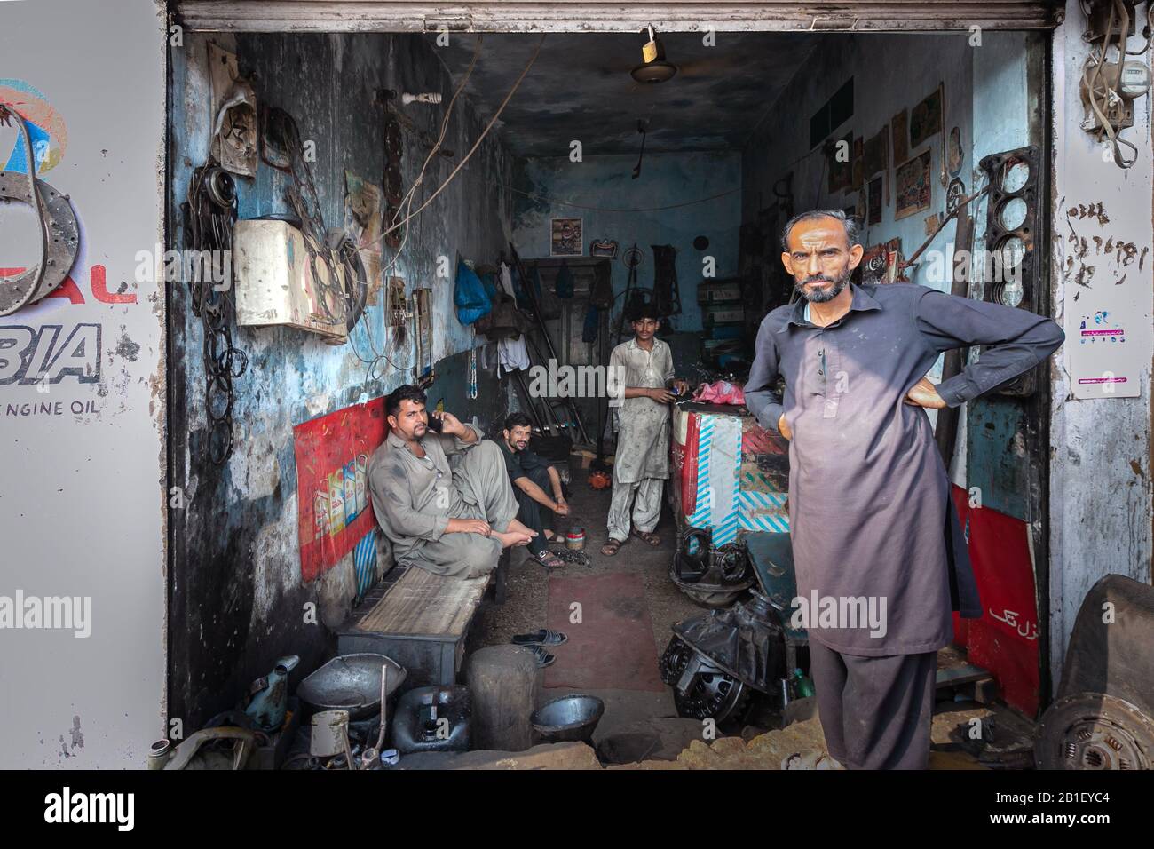 Lahore, Pakistan - : Service de réparation automobile asiatique. Techniciens se reposant dans la salle de travail Banque D'Images