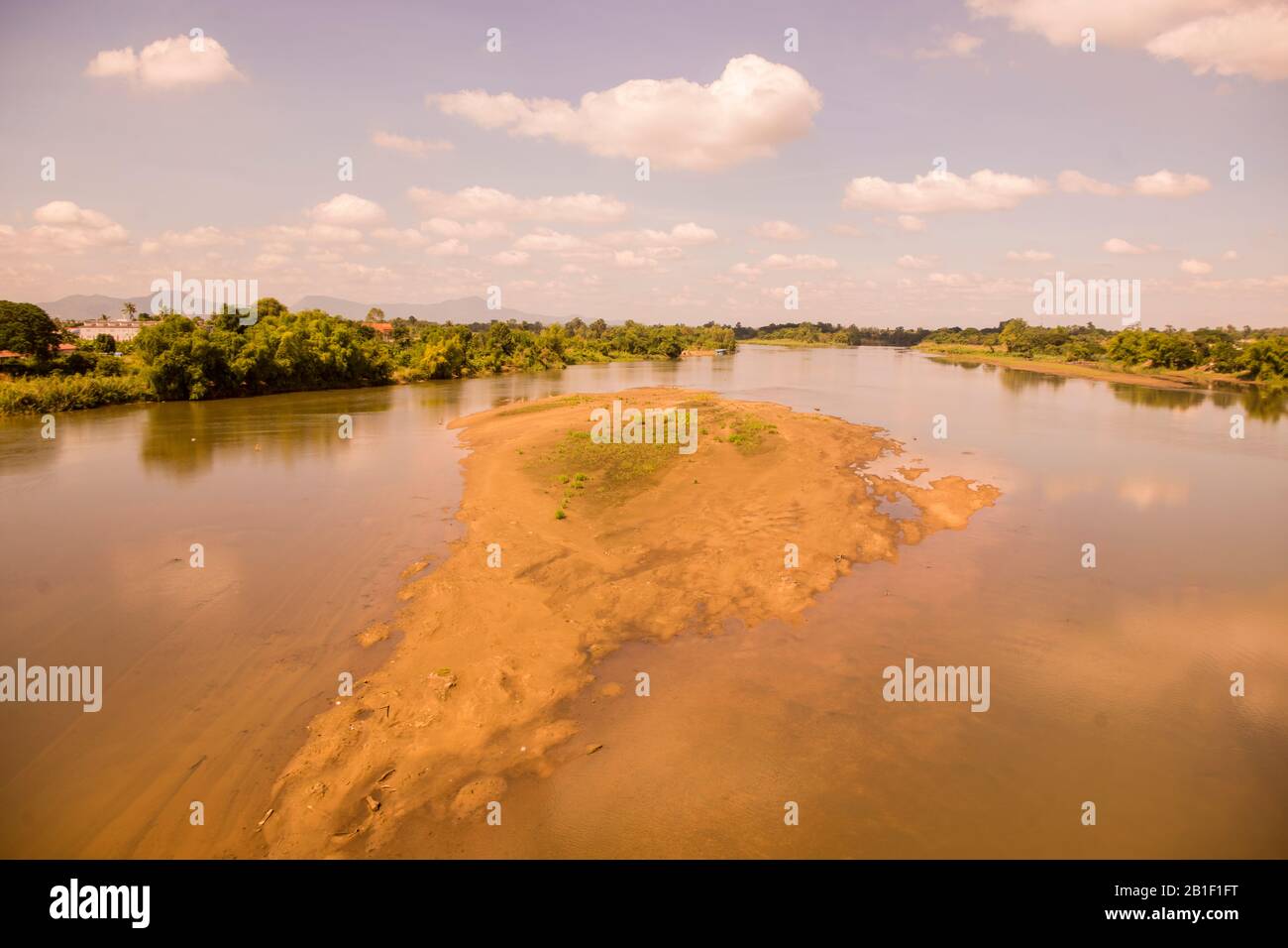 Le paysage de la rivière Ping dans la ville de Kamphaeng Phet dans la province de Kamphaeng Phet dans le nord de la Thaïlande. Thaïlande, Kamphaeng Phet, Novembre, Banque D'Images