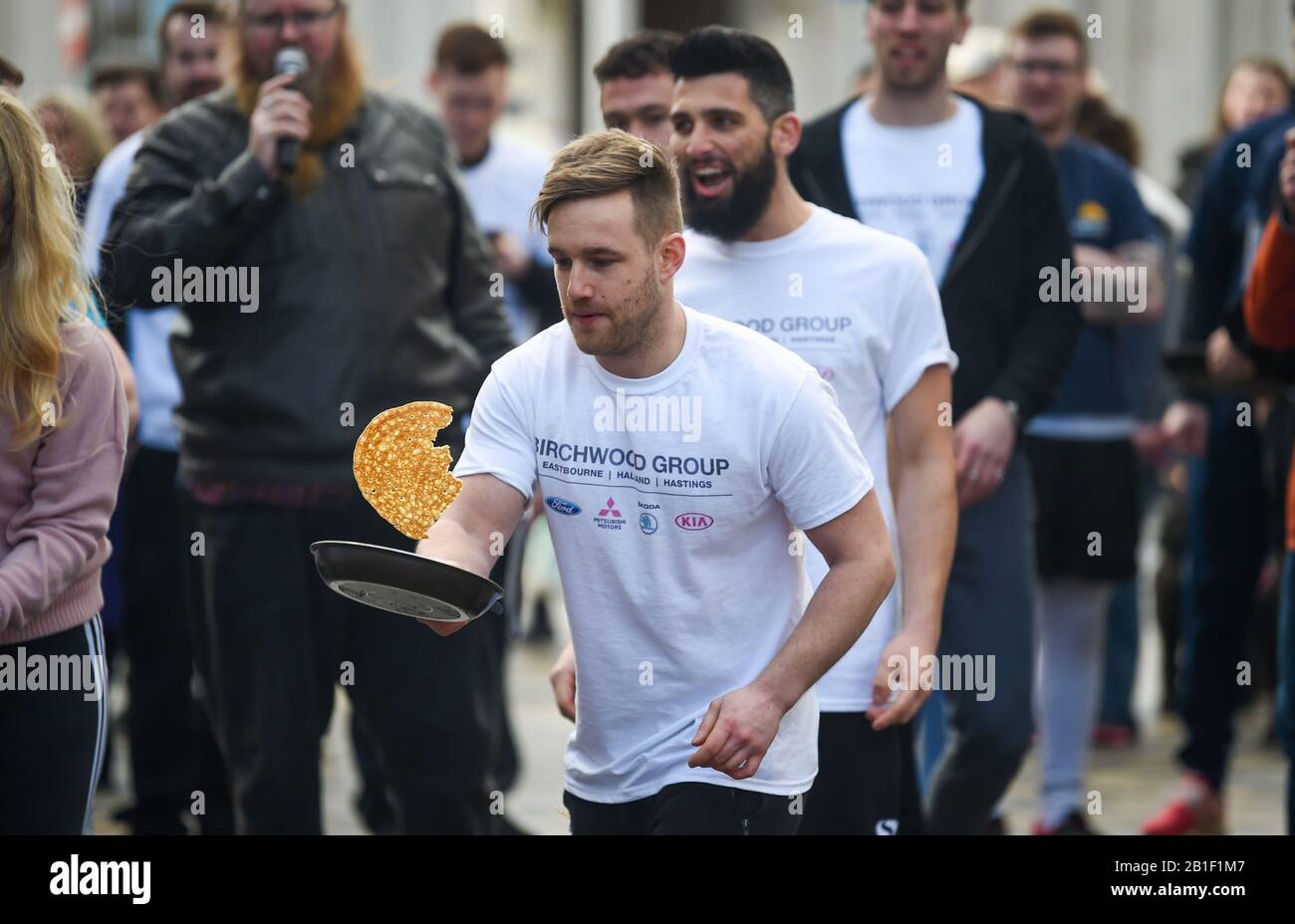 Eastbourne UK 25 février 2020 - action des Courses annuelles Eastbourne Pancake ont tenu chaque mardi Shrove pour aider à recueillir de l'argent pour l'Hospice de St Wilfred : Credit Simon Dack / Alay Live News Banque D'Images