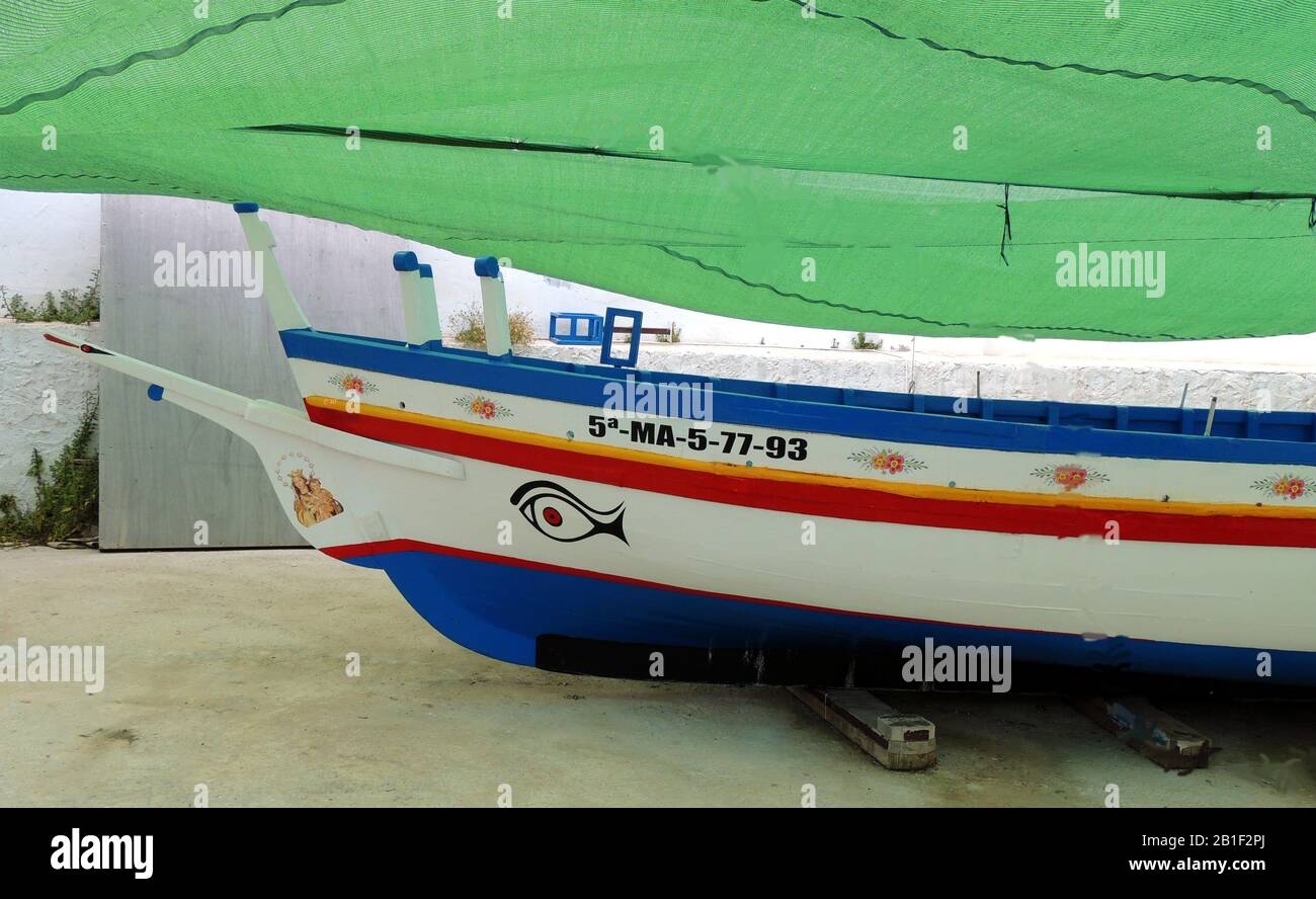 La Heradurra, Espagne 2017 - un amulet protecteur peint sur l'arc d'une petite pêche boat.it ressemble à un poisson mais est aussi une représentation de l'oeil protecteur contre le mal. Banque D'Images