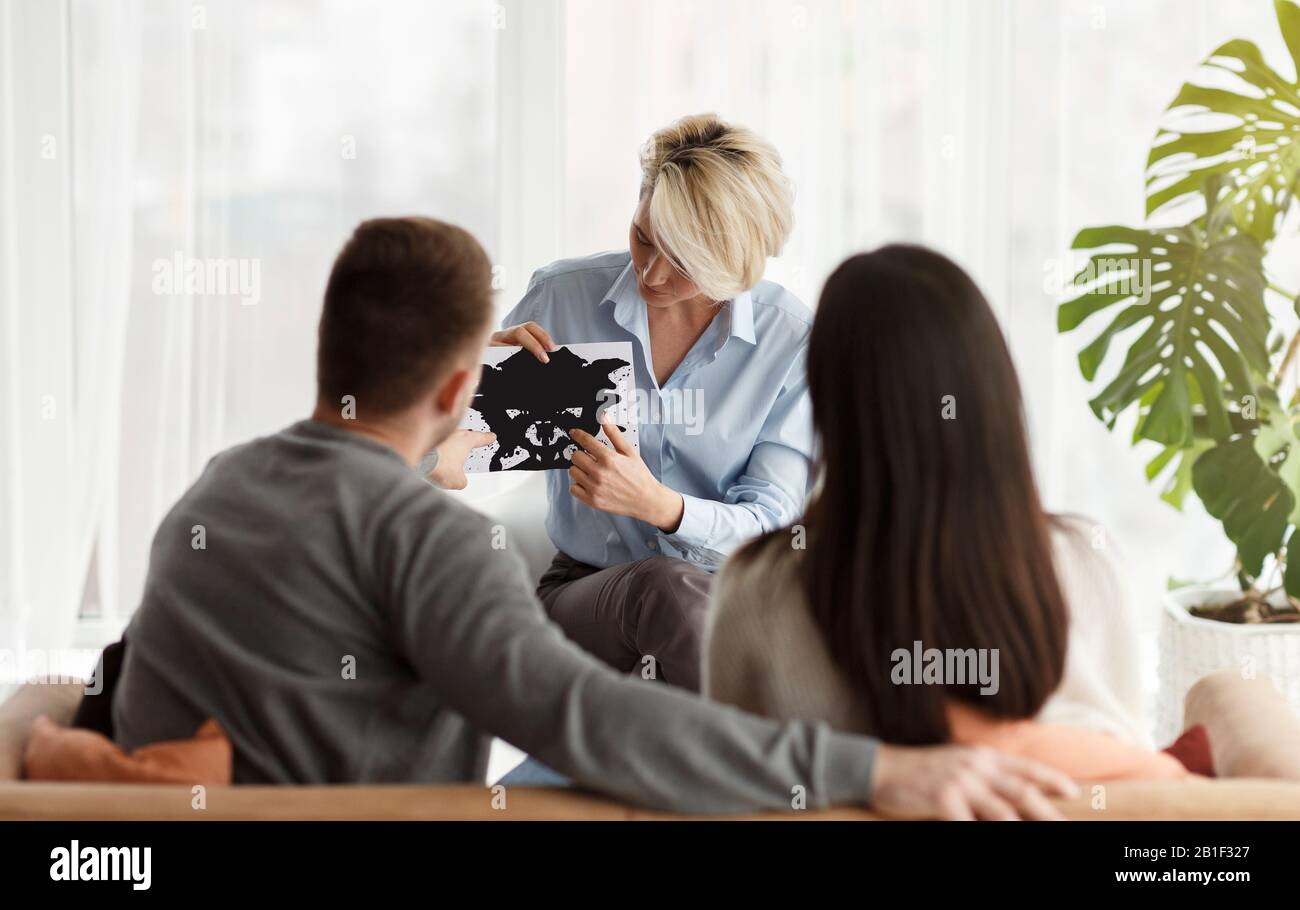 Psychologue De Famille Travaillant Avec Un Couple Montrant L'Image D'Inkblot Au Bureau Banque D'Images