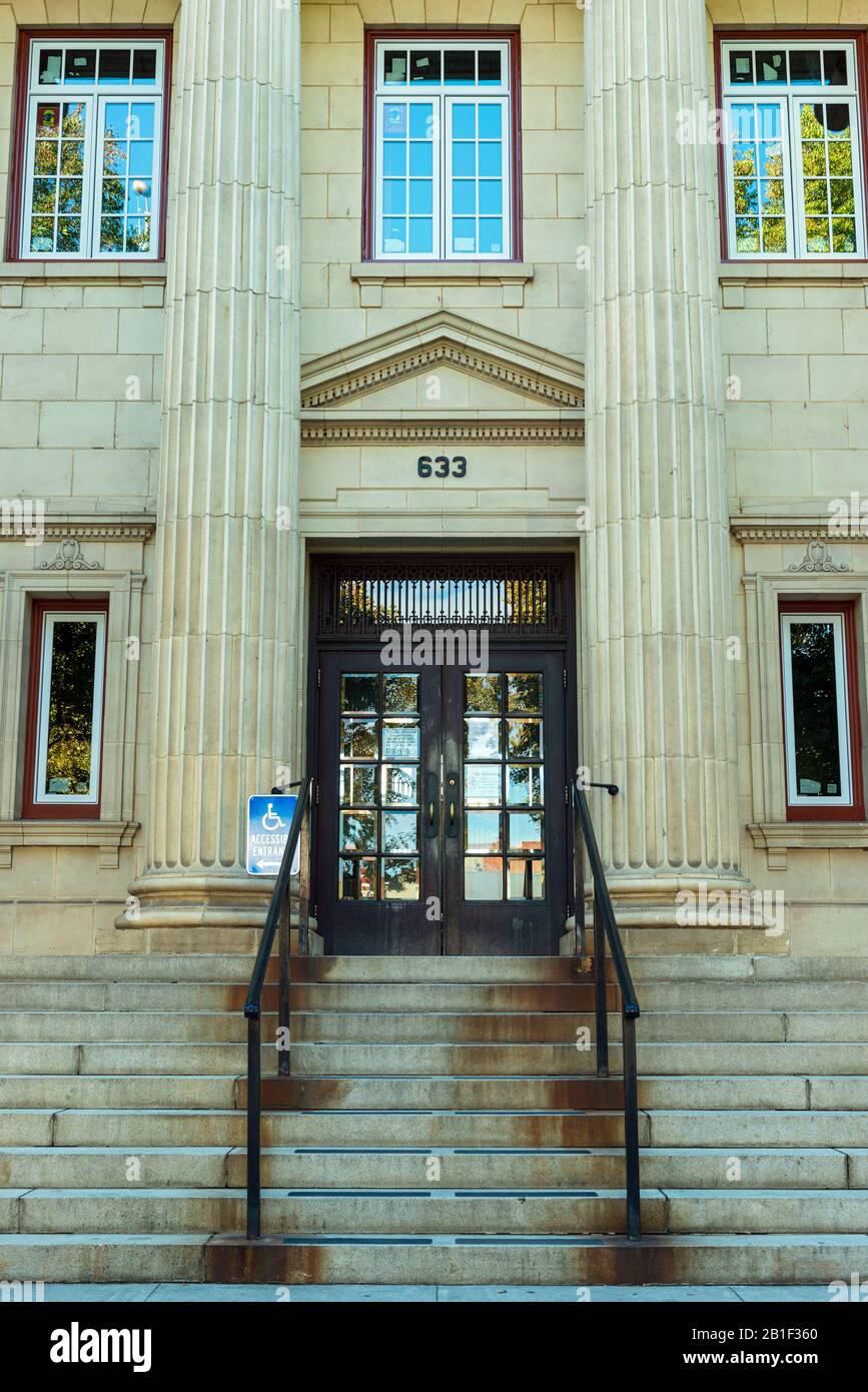 Red Bluff, Californie, États-Unis - 12 novembre 2012 : l'entrée principale du palais de justice du comté de Tehama Banque D'Images