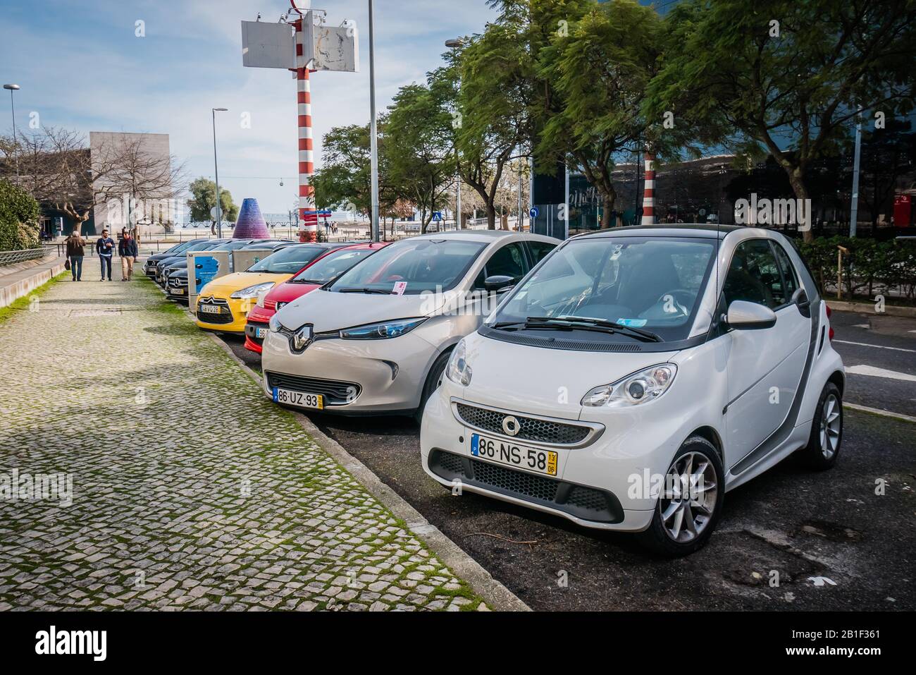 voitures stationnées sur la route au portugal Banque D'Images