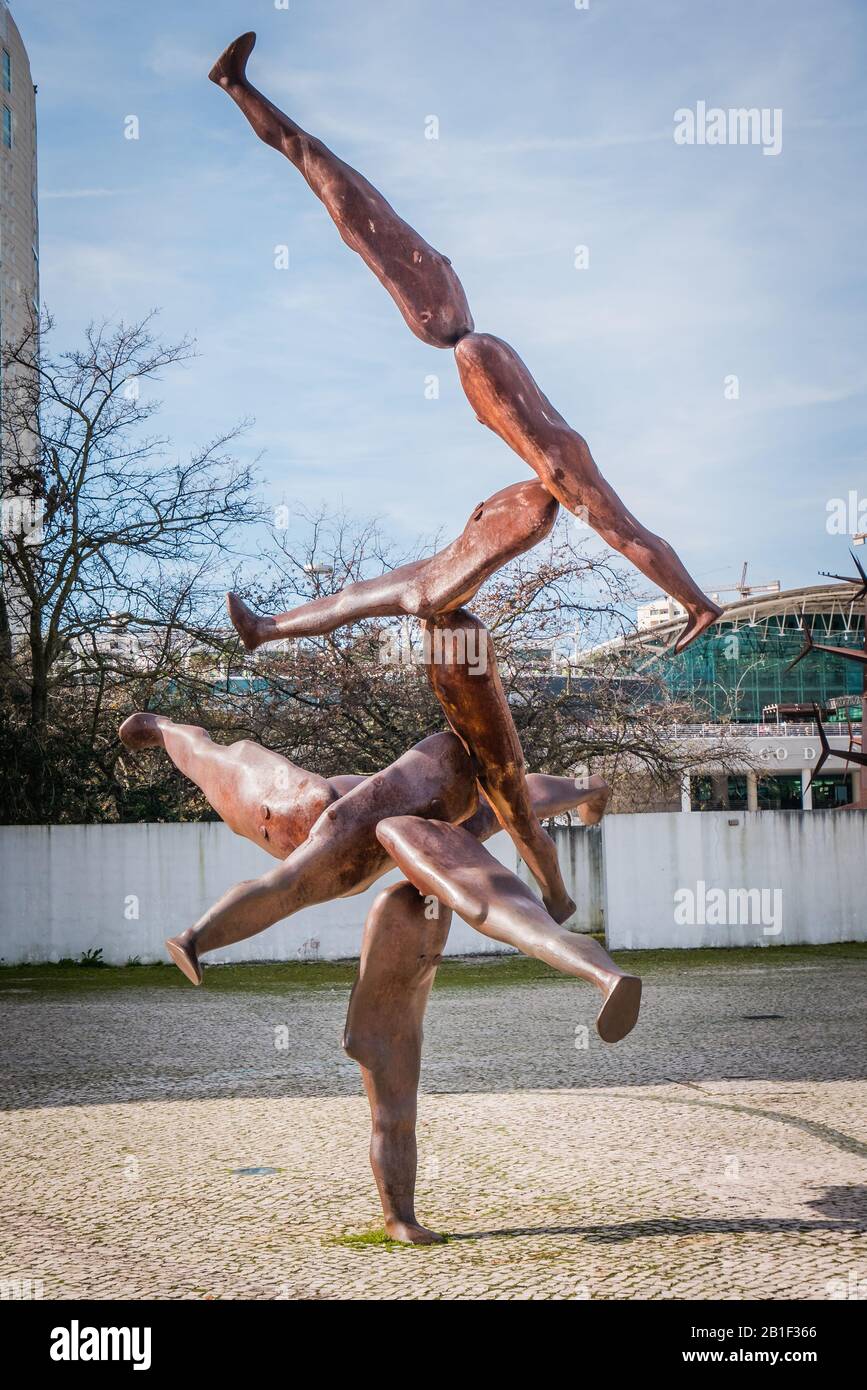 Sculpture intitulée Rizoma, par le sculpteur Antony Gormley, au Parc des Nations, Lisbonne, Portugal Banque D'Images