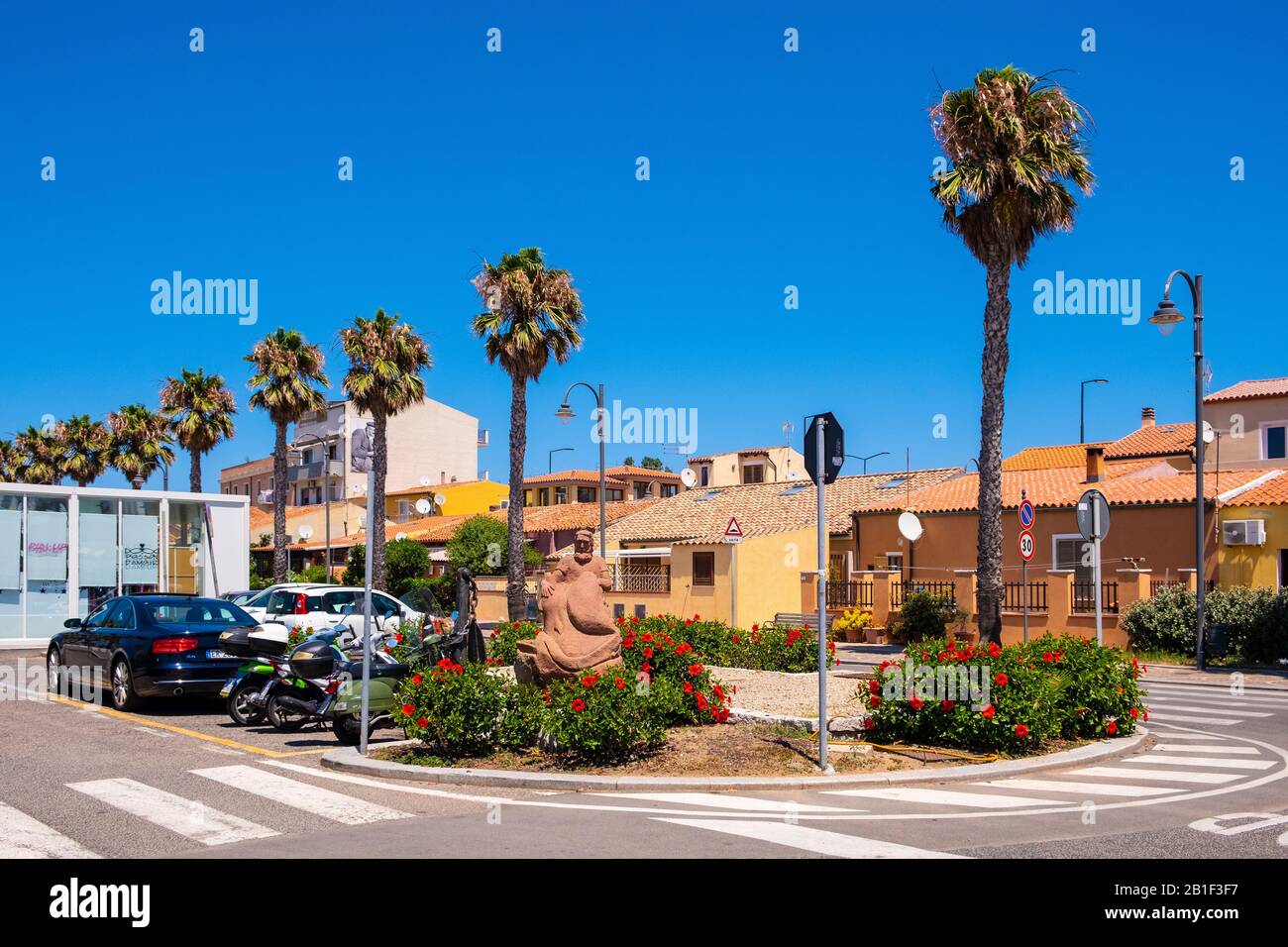 Golfo Aranci, Sardaigne / Italie - 2019/07/16: Vue panoramique sur le centre-ville de Golfo Aranci au port de plaisance - Marina di Golfo Aranci Banque D'Images