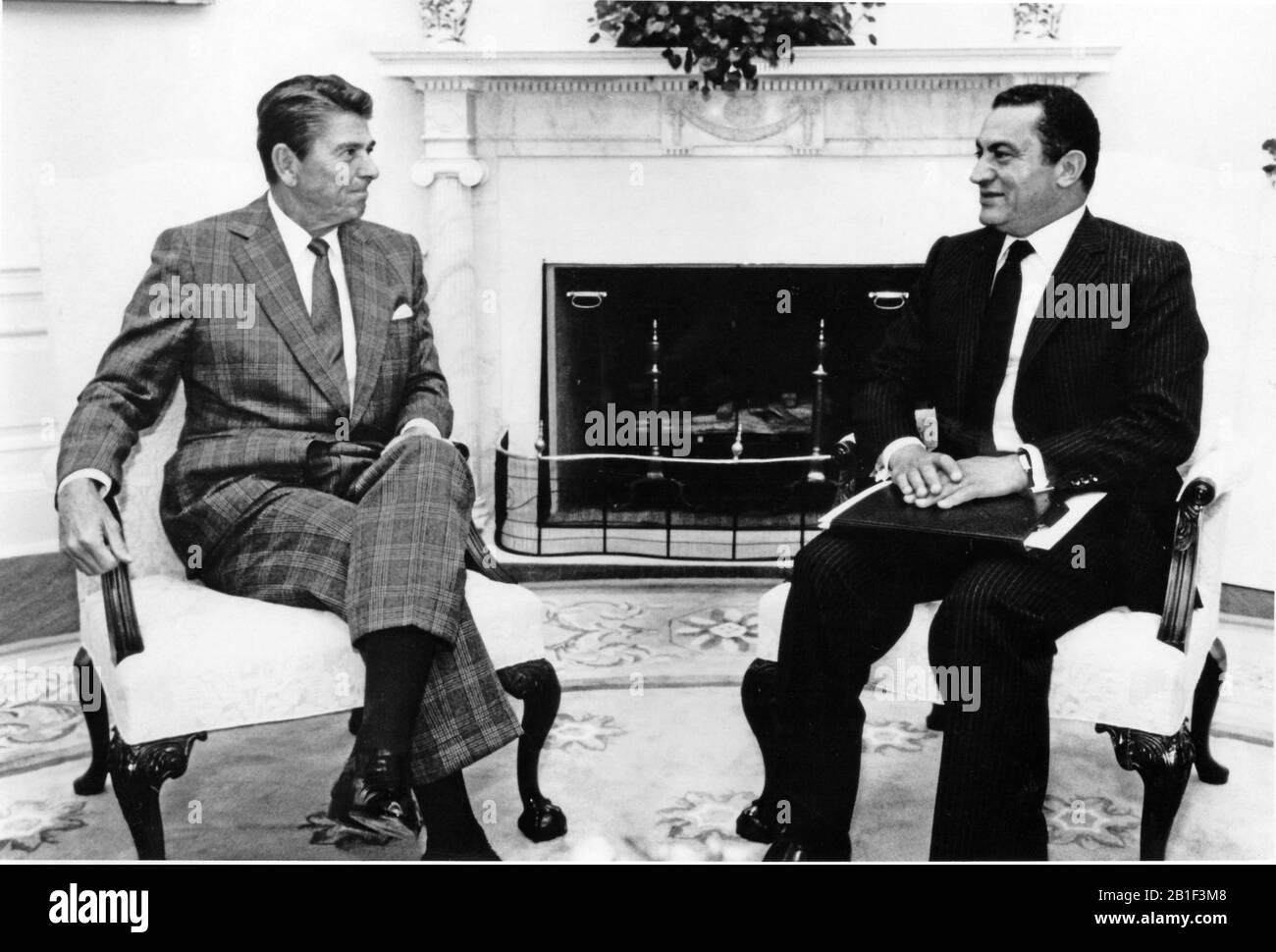 Le président américain Ronald Reagan rencontre le vice-président égyptien Hosni Moubarak au Bureau ovale de la Maison Blanche à Washington, DC, le 2 octobre 1981. Cette photo a été publiée par la Maison Blanche le 6 octobre 1981 à la suite de l'assassinat du président égyptien Anwar Sadat et de la nomination de Moubarak à la présidence de l'Egypte.Credit: White House via CNP /MediaPunch Banque D'Images