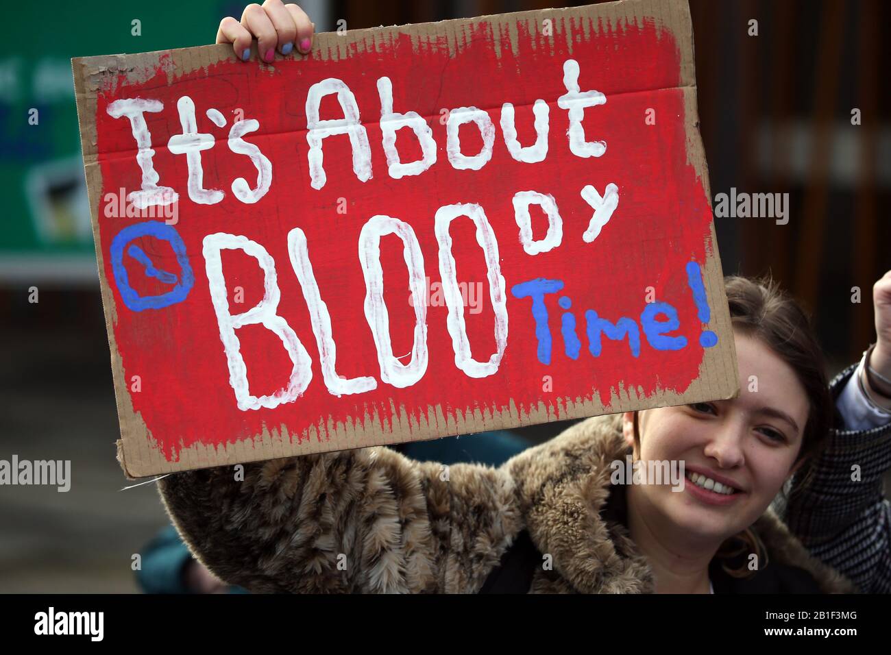 Les partisans De La Période le projet de loi sur les produits lors d'un rassemblement à l'extérieur du Parlement à Édimbourg, en tant que législation pour que l'Écosse devienne le premier pays au monde à rendre les produits de la période librement accessibles à tous, devrait passer son premier obstacle à Holyrood. Banque D'Images