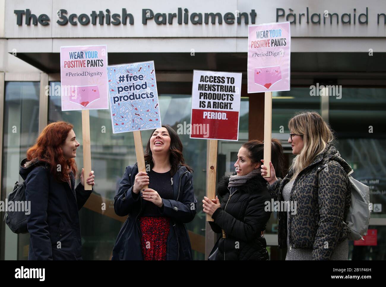 Monica Lennon MSP (deuxième à gauche) se joint aux partisans De La Période de Facturation des produits lors d'un rassemblement à l'extérieur du Parlement à Édimbourg, car la législation pour l'Écosse deviendra le premier pays au monde à rendre les produits de la période librement disponibles à tous devrait passer son premier obstacle à Holyrood. Photo PA. Date De L'Image: Mardi 25 Février 2020. Voir l'histoire de PA SCOTLAND sanitaire. Crédit photo devrait lire: Andrew Milligan/PA Fil Banque D'Images