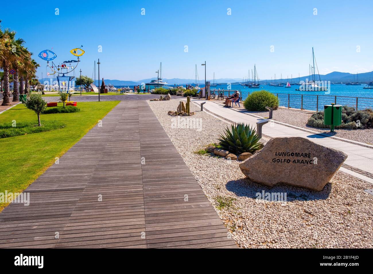 Golfo Aranci, Sardaigne / Italie - 2019/07/16: Vue panoramique sur le port de plaisance de Golfo Aranci - Marina di Golfo Aranci - avec boulevard du parc de bord de mer Banque D'Images