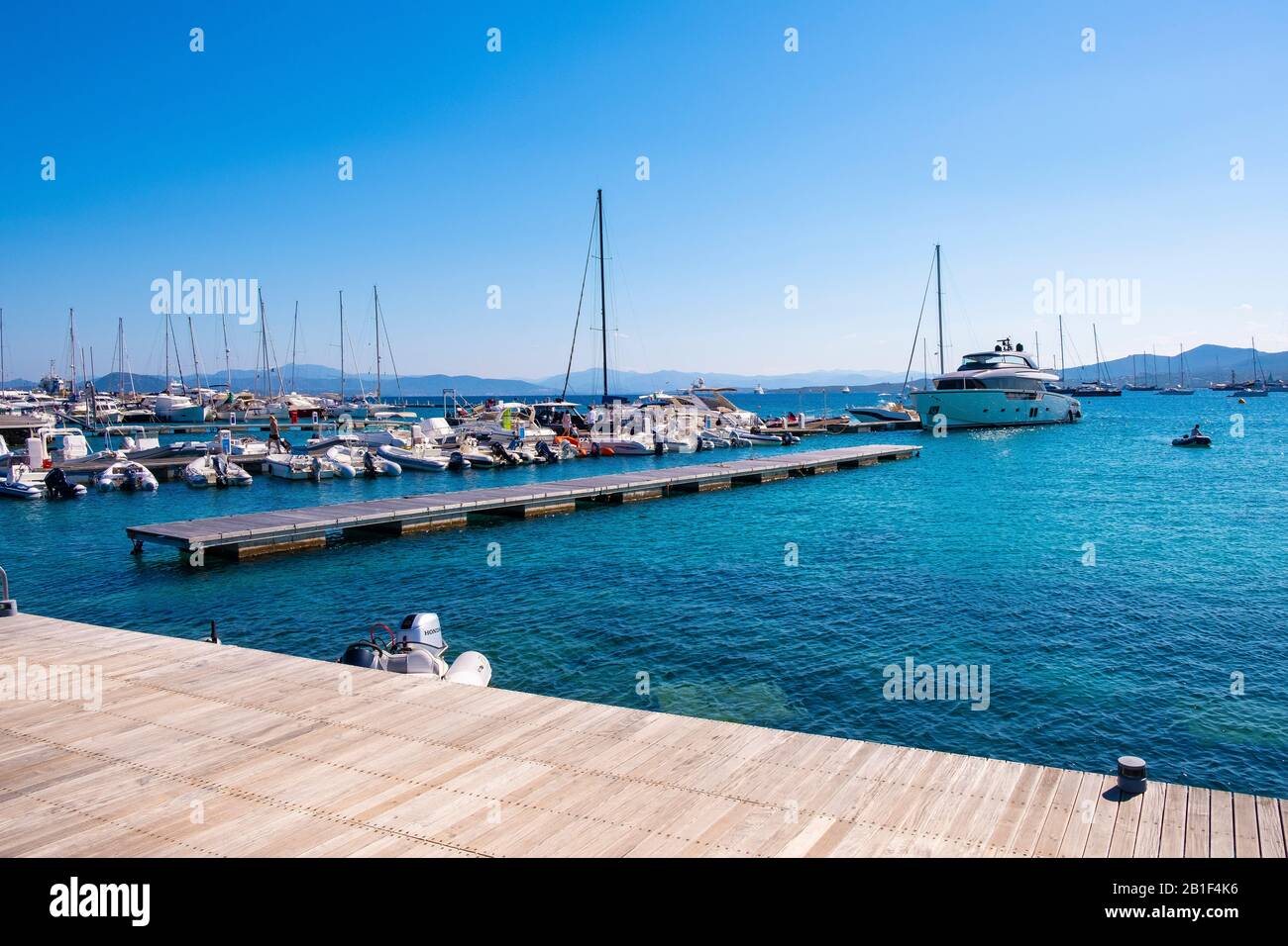 Golfo Aranci, Sardaigne / Italie - 2019/07/16: Vue panoramique sur le port de plaisance de Golfo Aranci - Marina di Golfo Aranci - avec boulevard du parc de bord de mer Banque D'Images