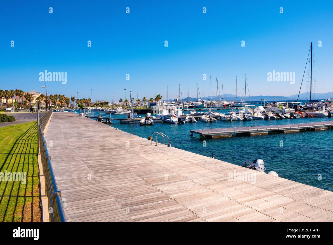 Golfo Aranci, Sardaigne / Italie - 2019/07/16: Vue panoramique sur le port de plaisance de Golfo Aranci - Marina di Golfo Aranci - avec boulevard du parc de bord de mer Banque D'Images