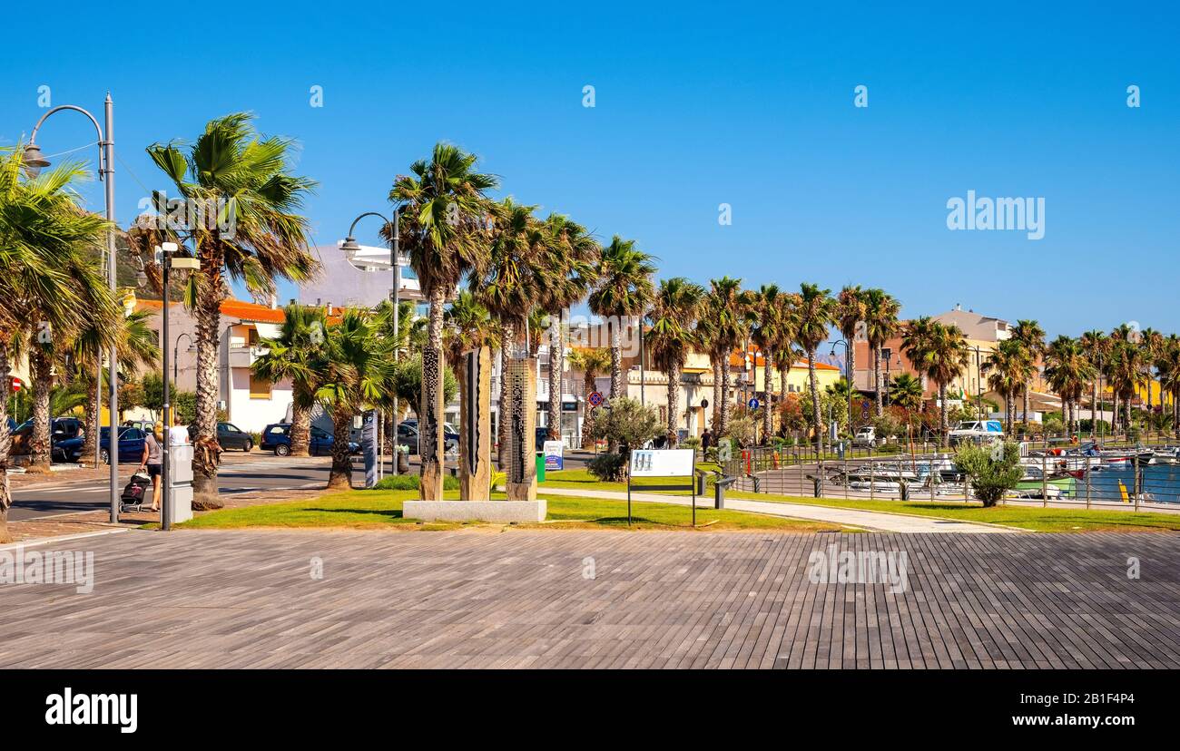 Golfo Aranci, Sardaigne / Italie - 2019/07/16: Vue panoramique sur le port de plaisance de Golfo Aranci - Marina di Golfo Aranci - avec boulevard du parc de bord de mer Banque D'Images