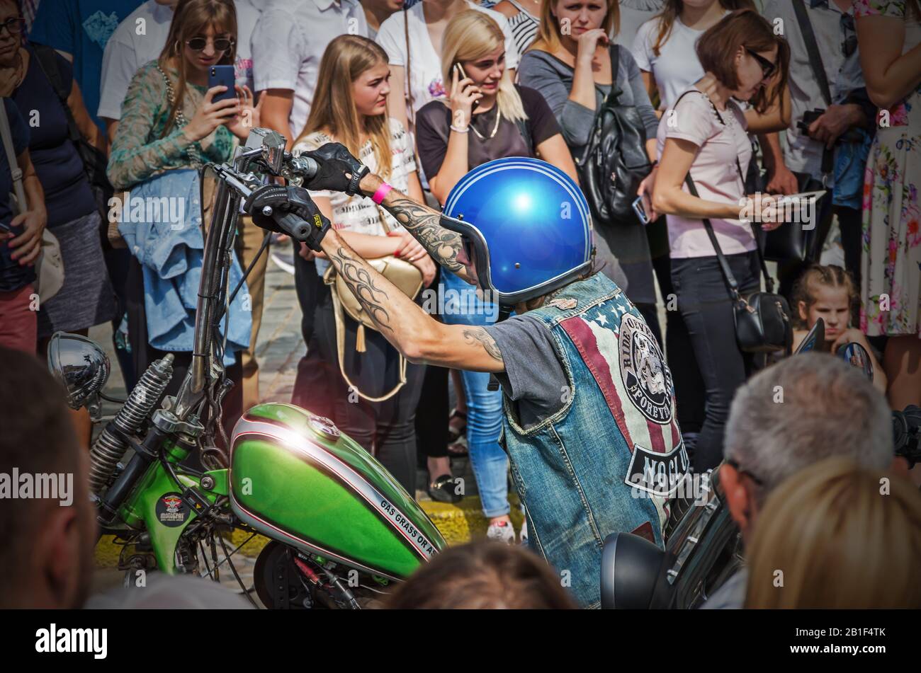 Dnipro, Ukraine - 14 septembre 2019: Drôle de biker prenant part à la procession de carnaval en l'honneur de Dnipro ville jour Banque D'Images