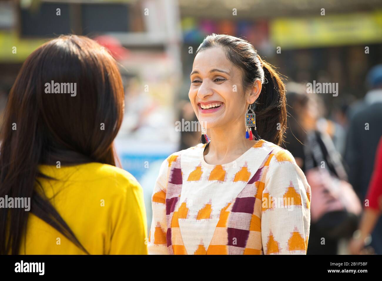Deux femmes qui s'amusent à Surajkund Mela Banque D'Images