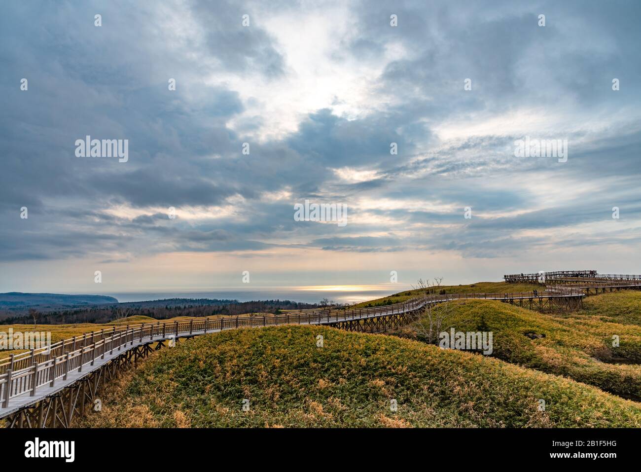 Shiretoko Goko Five Lakes Dans Le Parc National De Shiretoko. Les touristes peuvent marcher sur la promenade en bois surélevée. Shari, Hokkaido, Japon Banque D'Images