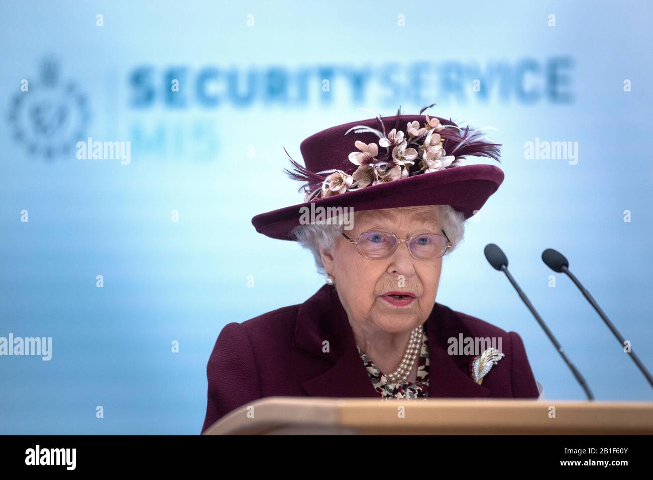 La reine Elizabeth II parle lors d'une visite au siège du MI5 à Thames House à Londres. Banque D'Images