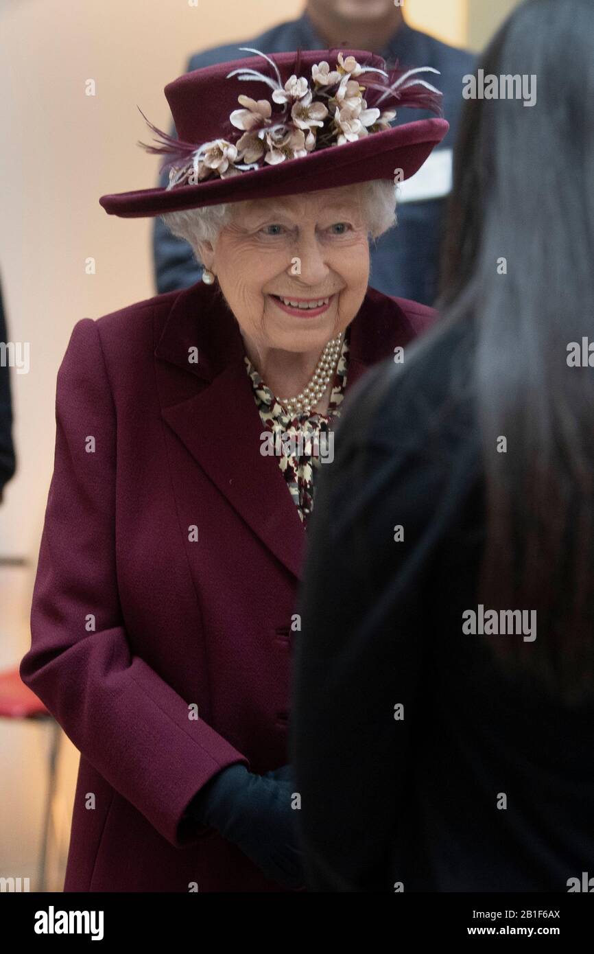 La reine Elizabeth II lors d'une visite au siège du MI5 à Thames House à Londres. Banque D'Images