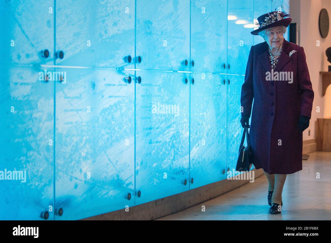 La reine Elizabeth II lors d'une visite au siège du MI5 à Thames House à Londres. Banque D'Images