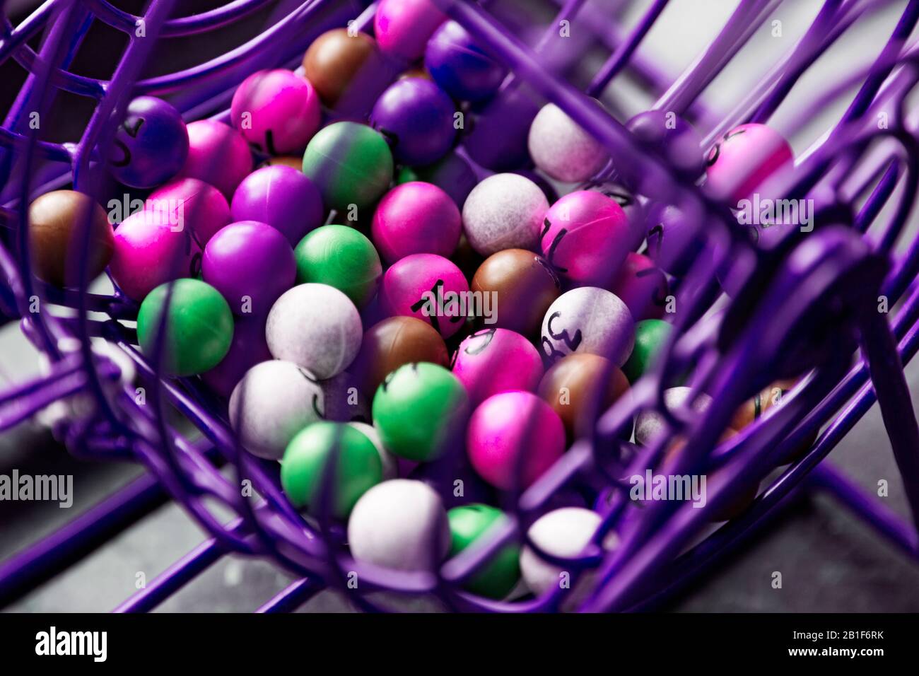 jeu de loterie violet en gros plan avec différentes boules colorées avec des nombres Banque D'Images