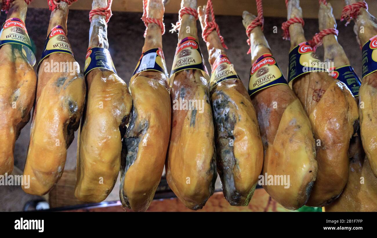 Jamón curado, également connu sous le nom de jamon serrano, jambon sec, viande typique régionale accrochée à la boutique et au restaurant à Gran Canaria, Espagne Banque D'Images