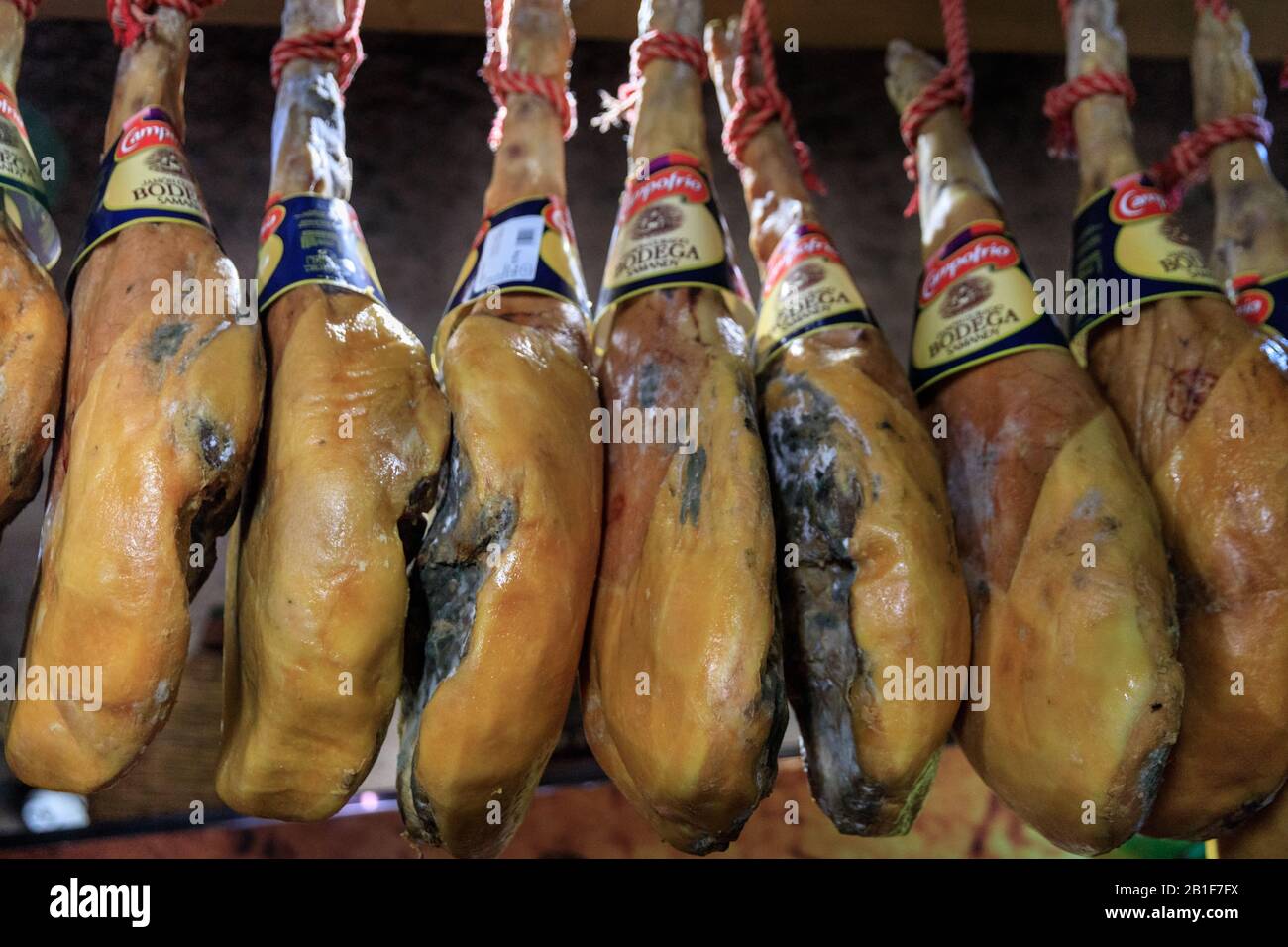 Jamón curado, également connu sous le nom de jamon serrano, jambon sec, viande typique régionale accrochée à la boutique et au restaurant à Gran Canaria, Espagne Banque D'Images