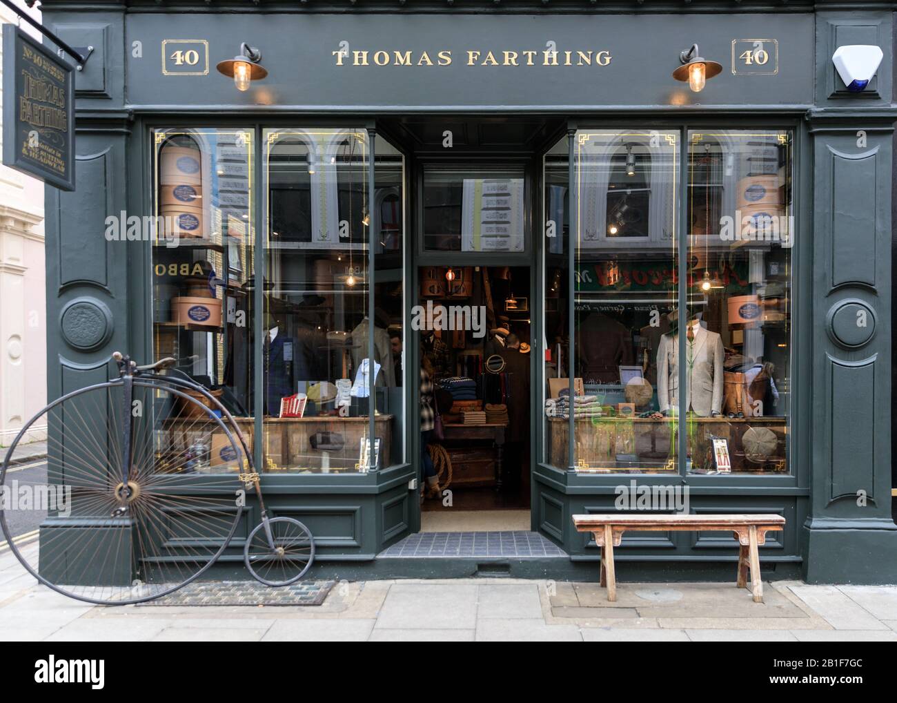 Extérieur de Thomas Farthing magasin de vêtements pour hommes anglais  traditionnel, bien intenting à Bloomsbury, Londres, Royaume-Uni Photo Stock  - Alamy