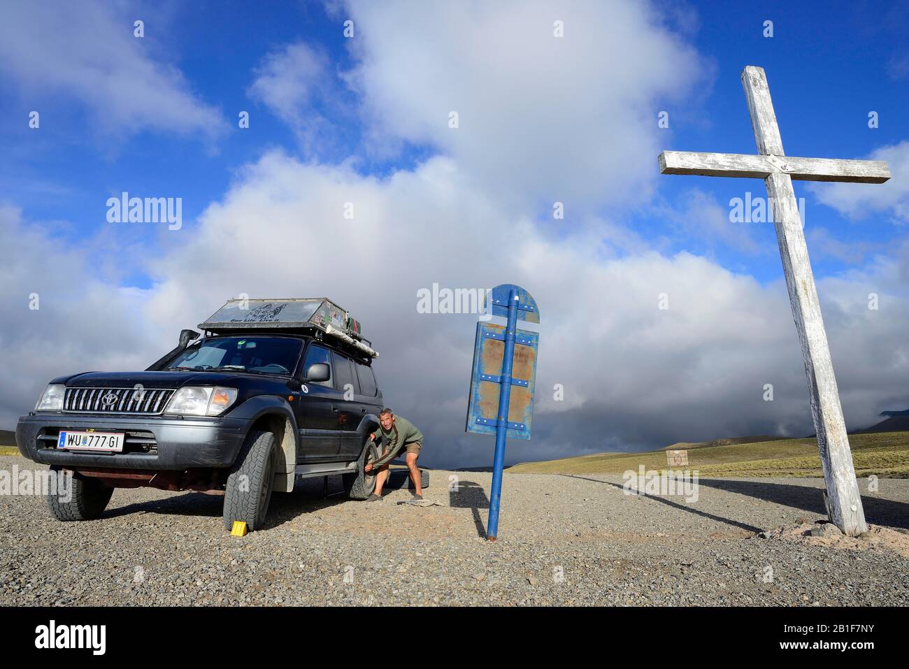 Changement de pneus sur un véhicule tout-terrain, Land Cruiser, à Cruz del Paramillos, Uspallata, province de Mendoza, Argentine Banque D'Images