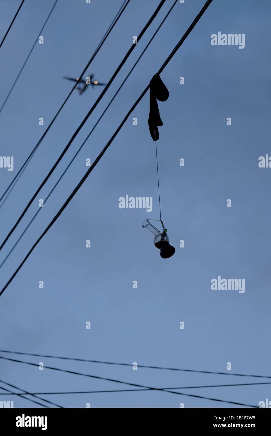 Un string en verre transparent attaché à une chaussette accrochée aux  lignes électriques aériennes, comme un petit avion vole comme un jouet dans  le ciel bleu du soir au-dessus d'Enmore, Newtown Photo