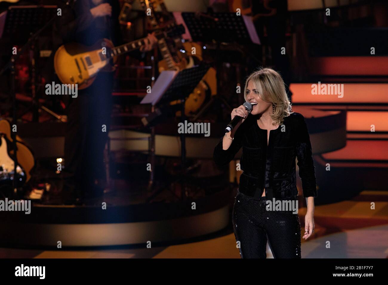 Irene Grandi se produit en direct dans le deuxième épisode de l'émission de télévision 'una storia da cantare' . Le spectacle est sur Rai 1 de l'Auditorium de Naples. (Photo De Francesco Cigliano/Pacific Press/Sipa Usa) Banque D'Images