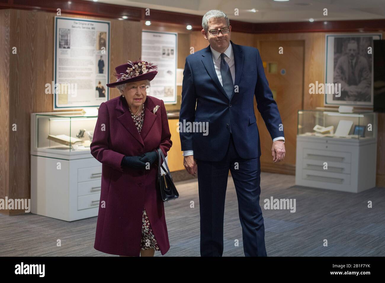 La reine Elizabeth II avec le directeur général Andrew Parker lors d'une visite au siège de la   à Thames House à Londres. Banque D'Images