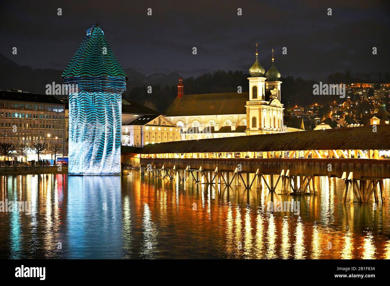 Wassertum avec installation légère, pont de chapelle droit, derrière l'église jésuite sur la Reuss au crépuscule, la vieille ville, Lilu, Festival de lumière 2020, Lucerne Banque D'Images