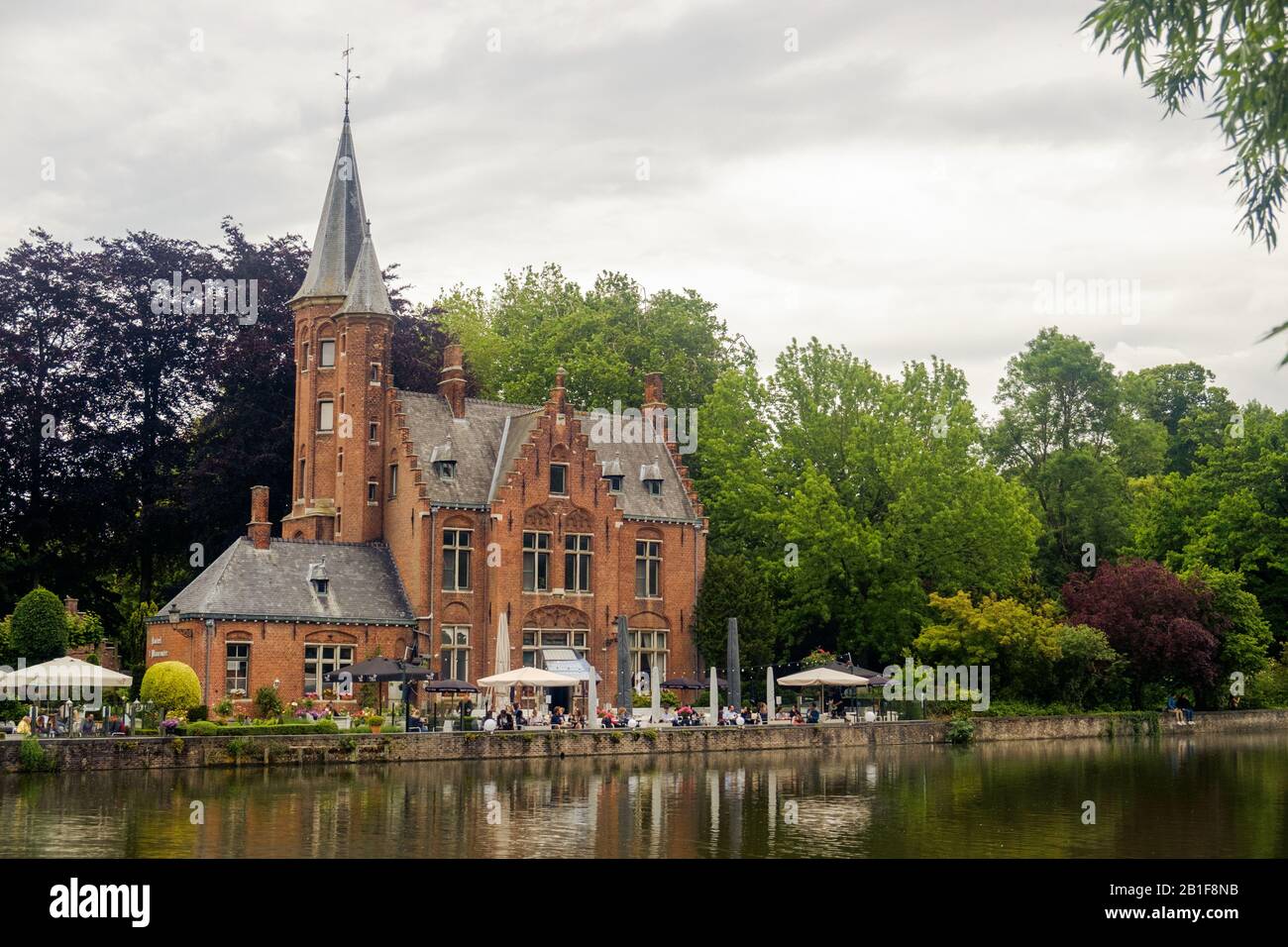 Le château de Minnewater se trouve à côté du « lac d'amour » de Bruges. Ce bâtiment du XIXe siècle complète l'image romantique du parc du mineur. Banque D'Images
