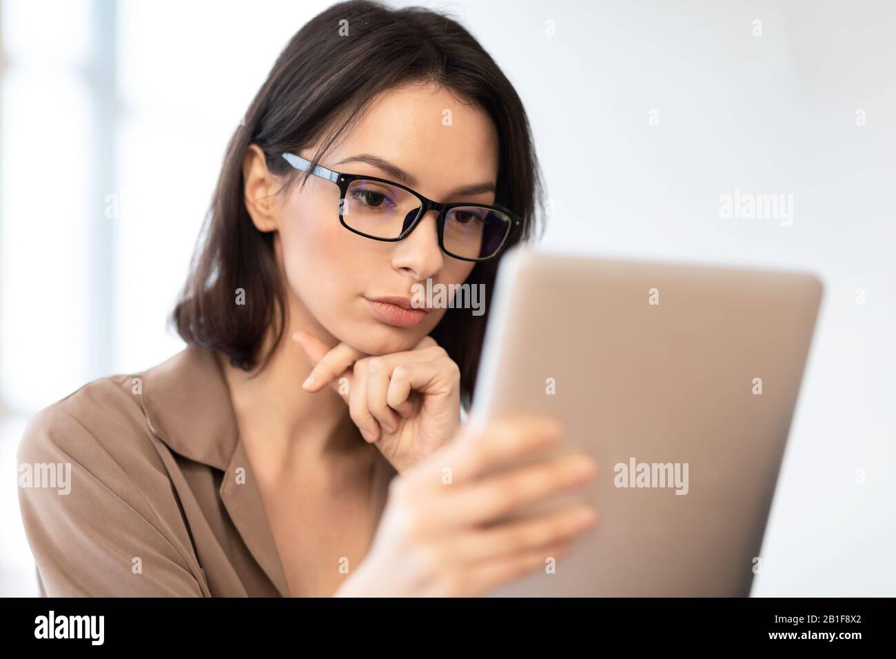 Femme travaillant sur un ordinateur personnel à la maison Banque D'Images