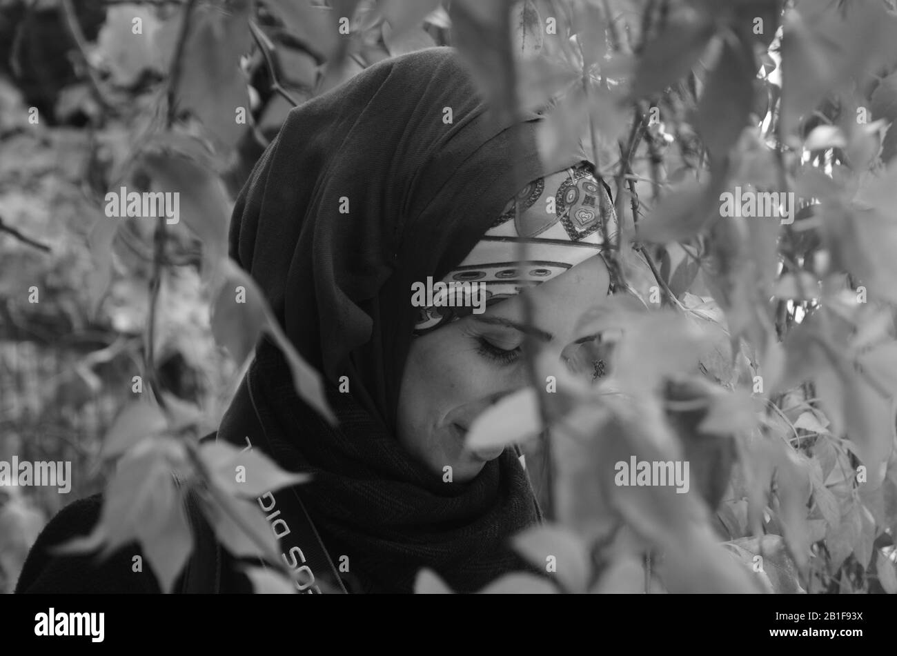 Femme Hijab Dans La Nature (Editorial) Banque D'Images