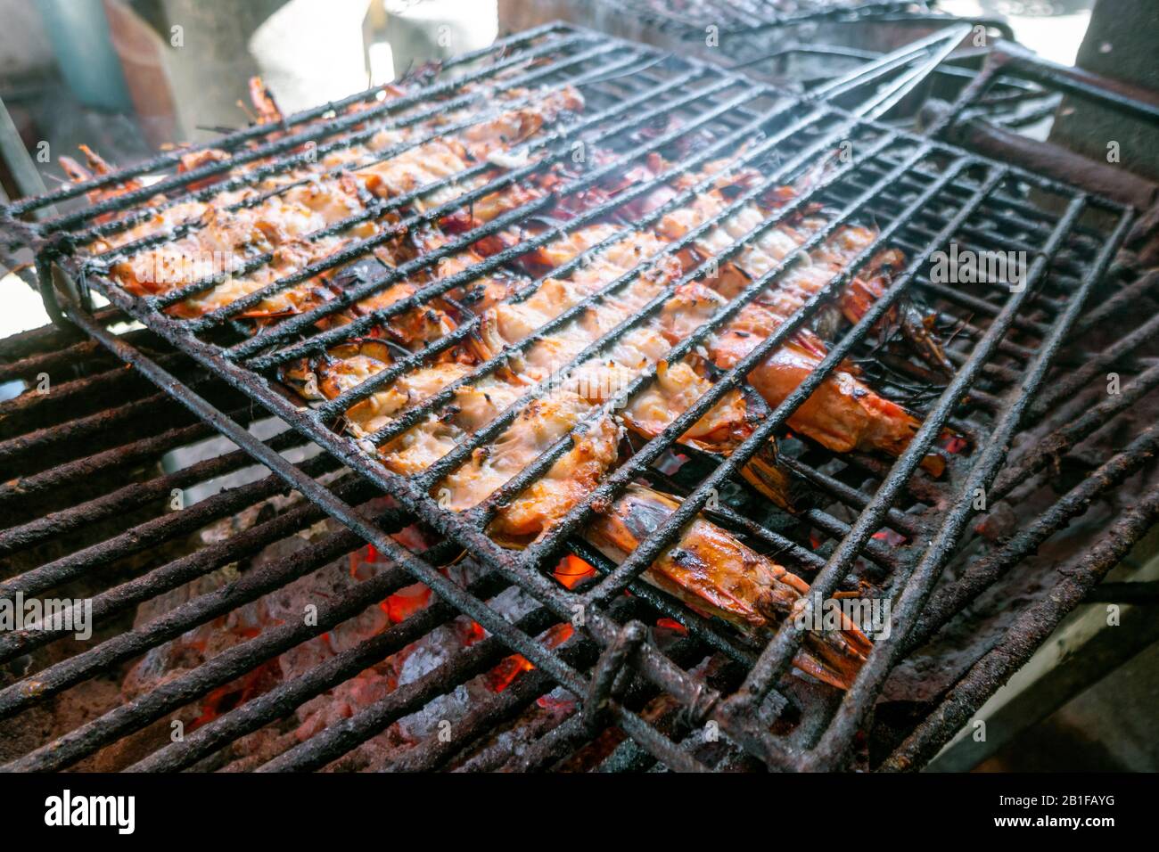 Délicieux homards grillés encore sur le feu de charbon de barbecue, Mozambique Banque D'Images